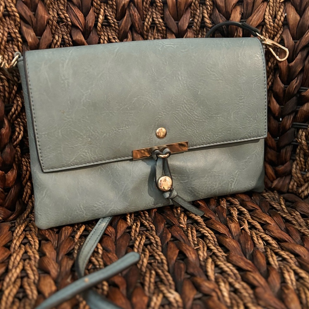 Light blue crossbody purse. Detachable straps.